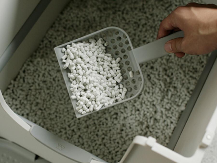 Flip Scoop at work scooping cat litter