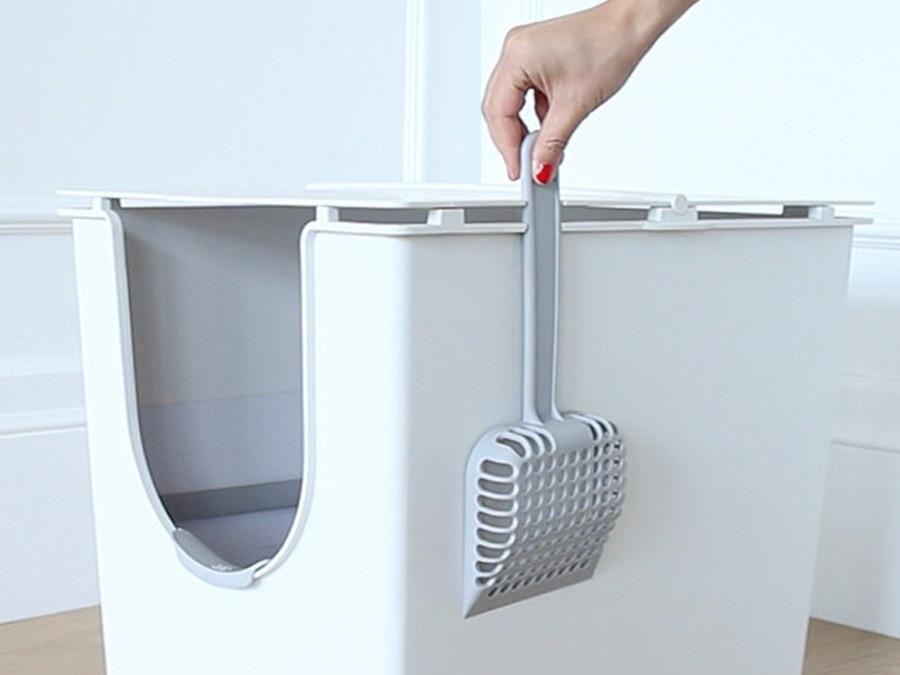 Flip Scoop hanging aside of the Flip Litter Box