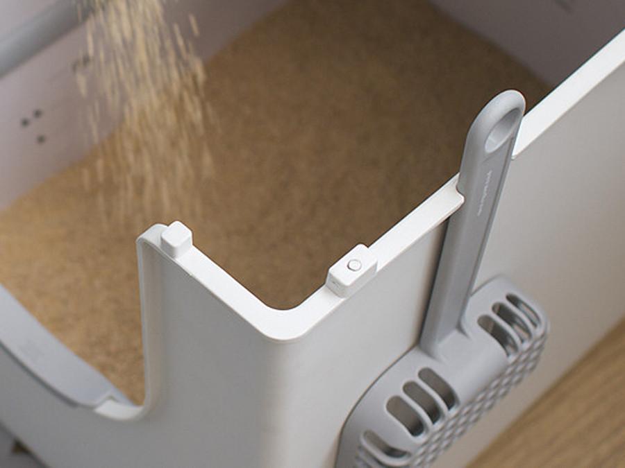 Flip Scoop hanging aside of the Flip Litter Box