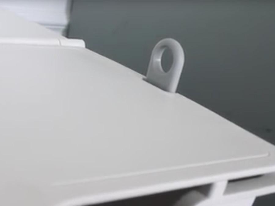 Flip Scoop hanging aside of the Flip Litter Box